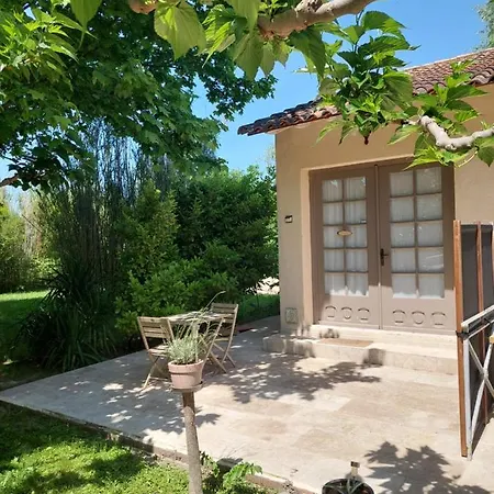 Mas Des Cigognes Bed & Breakfast *