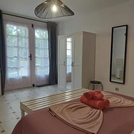 Mas Des Cigognes Bed & Breakfast Le Thor